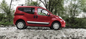 Картинка автомобили fiat qubo trekking 225 красный