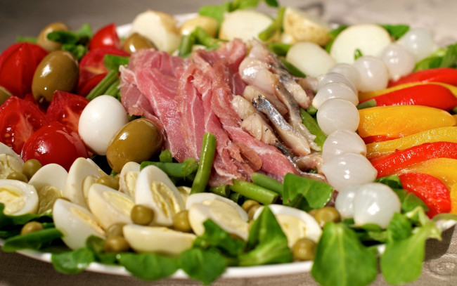Обои картинки фото еда, салаты,  закуски, салат, стручковая, фасоль, помидоры, тунец, оливки, яйца, нисуаз, сельдь, лук, горошек, перец