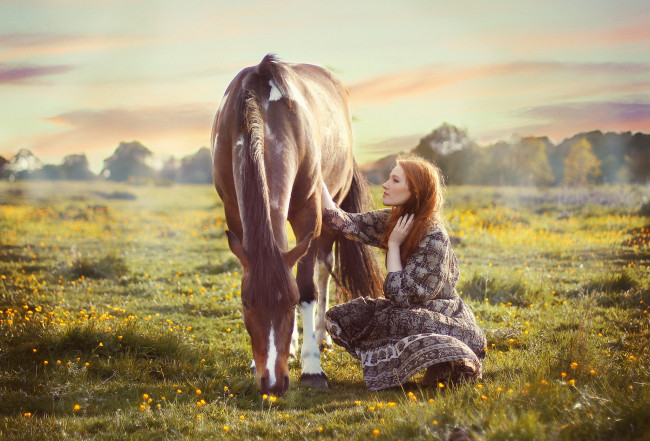 Обои картинки фото девушки, -unsort , рыжеволосые и другие, луга, конь, рыжая, лошадь