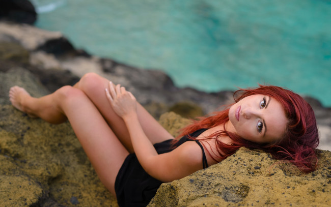 Обои картинки фото девушки, -unsort , рыжеволосые и другие, девушка, море, взгляд, камень, ноги, волосы, лицо