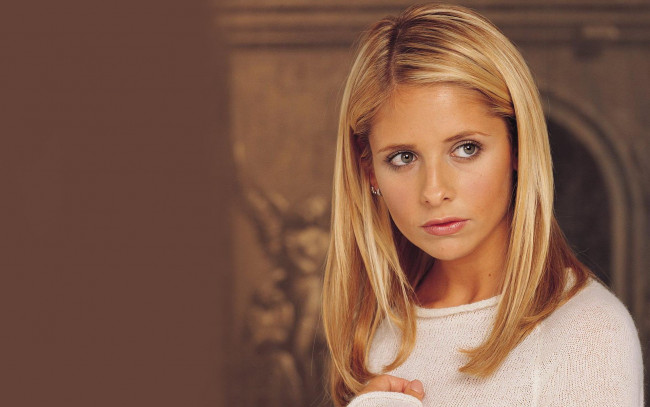 Обои картинки фото девушки, sarah michelle gellar, лицо, блондинка, актриса, сара, мишель, геллар, свитер