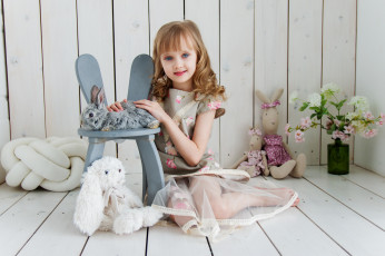 Картинка разное дети девочка стул кролик игрушки