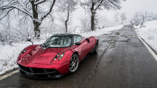 Обои картинки фото автомобили, pagani, красный, дорога, зима, снег