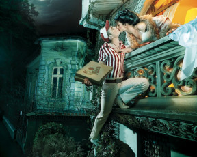 Картинка разное мужчина+женщина балкон парень женщина доставщик пиццы поцелуй любовники