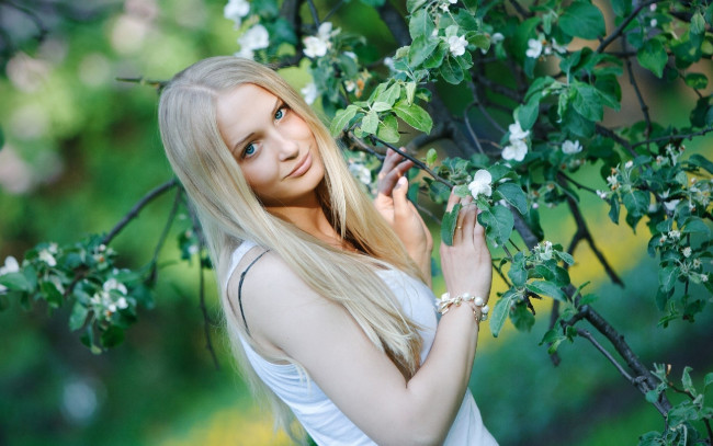 Обои картинки фото -Unsort Блондинки, девушки, unsort, блондинки, цветы, дерево