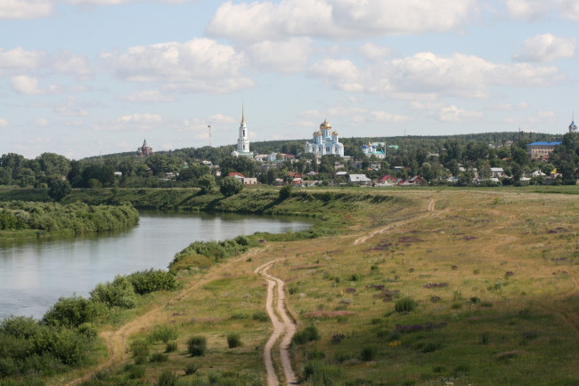 Обои картинки фото города, православные, церкви, монастыри, дорога, облака, река, город, монастырь
