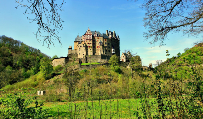 Обои картинки фото города, дворцы, замки, крепости, лето, замок, природа, холм, eltz castle