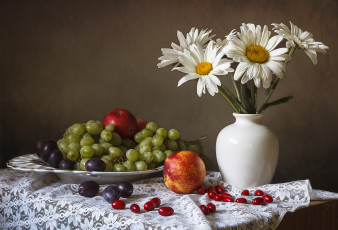 Картинка еда натюрморт ваза виноград слива персик ромашки