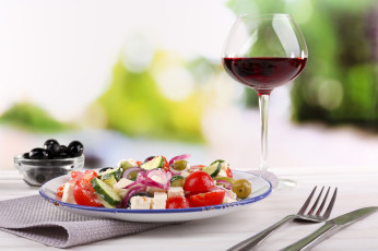 Картинка еда салаты +закуски салат вилка салфетка вино бокал оливки