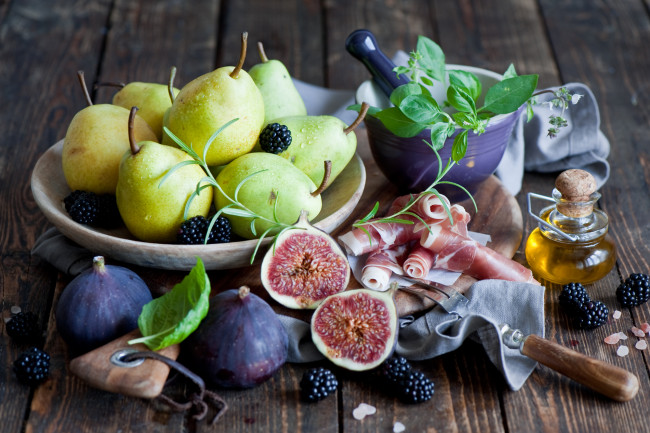 Обои картинки фото еда, фрукты,  ягоды, ежевика, бекон, груши, инжир