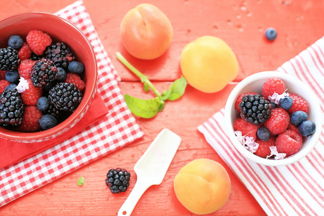 Обои картинки фото еда, фрукты,  ягоды, малина, ежевика, черника, абрикос