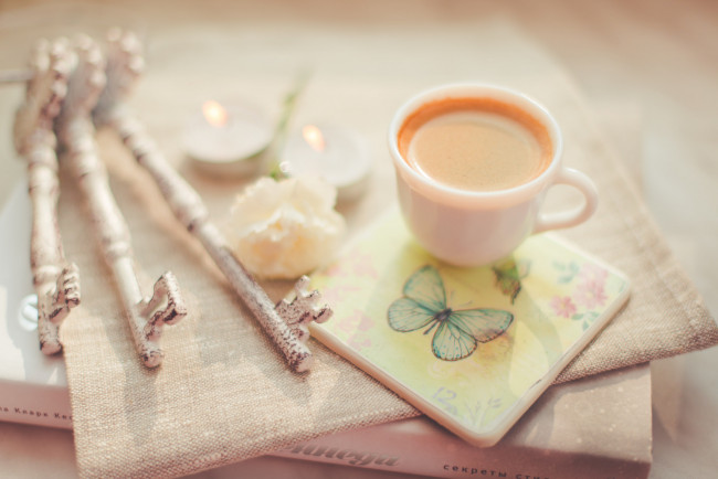 Обои картинки фото еда, кофе,  кофейные зёрна, ключи, цветы, свечи