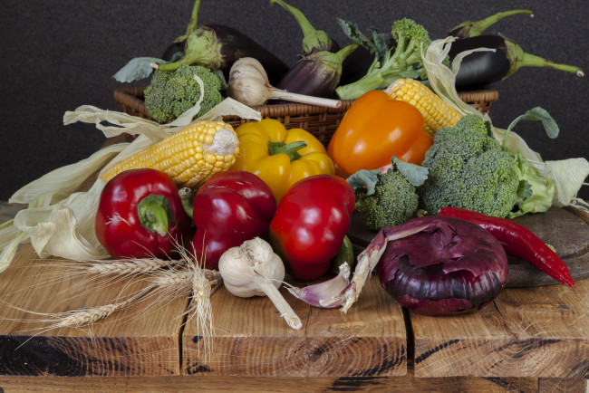 Обои картинки фото еда, овощи, кукуруза, чеснок, капуста, перец, баклажаны, лук