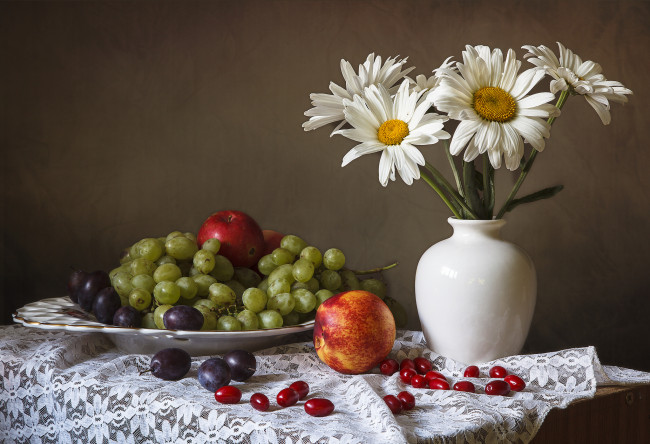 Обои картинки фото еда, натюрморт, ваза, виноград, слива, персик, ромашки