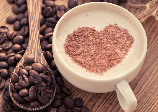 Обои картинки фото еда, кофе,  кофейные зёрна, ложка, шоколад, сердечко, сердце, пена, капучино