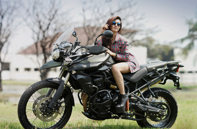 Обои картинки фото мотоциклы, мото с девушкой, девушка, мотоцикл, фон
