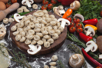 Картинка еда пельмени +манты +вареники грибы помидоры зелень овощи