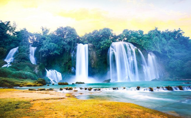 Обои картинки фото природа, водопады, красота, водоем, деревья, небо, горы, водопад
