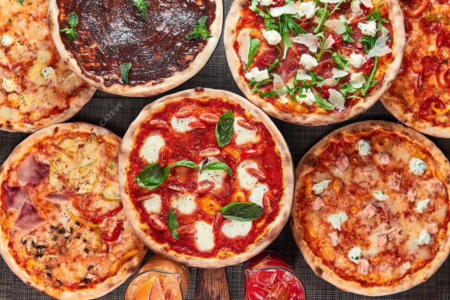 Обои картинки фото еда, пицца, базилик, начинки, томаты, ассорти, сыр