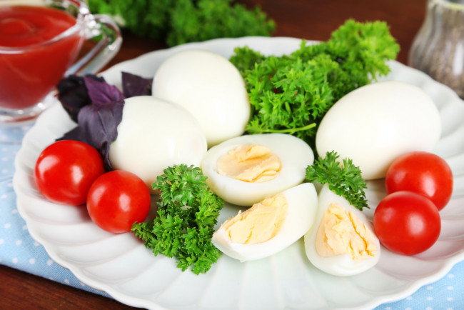 Обои картинки фото еда, Яйца, помидоры, петрушка, яйца, базилик