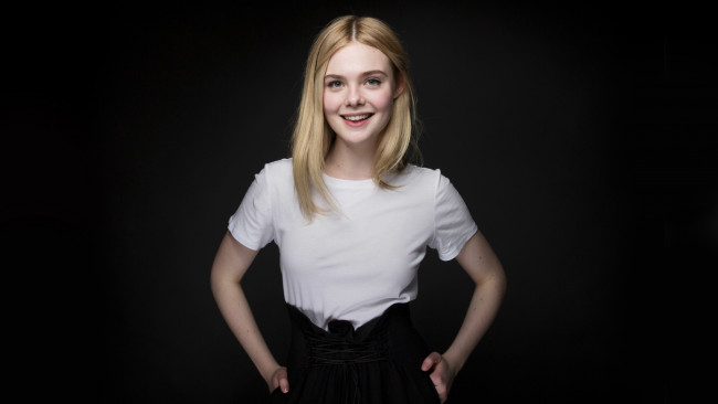 Обои картинки фото девушки, elle fanning, блондинка, юбка, улыбка, футболка, el, fanning