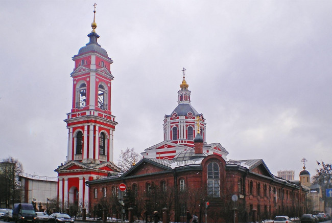 Обои картинки фото храм, вознесения, господня, города, православные, церкви, монастыри, облака, дорожные, знаки, свотофор, автомобили, деревья