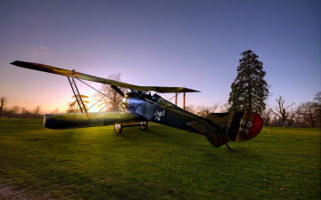 Картинка авиация лёгкие одномоторные самолёты поле биплан самолет рассвет
