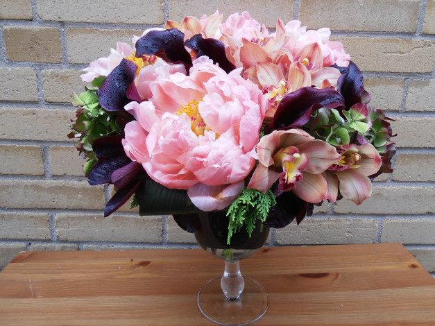 Обои картинки фото цветы, букеты, композиции, орхидеи, пионы, букет, ваза, каллы