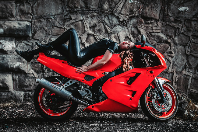 Обои картинки фото мотоциклы, мото с девушкой, красный, мото