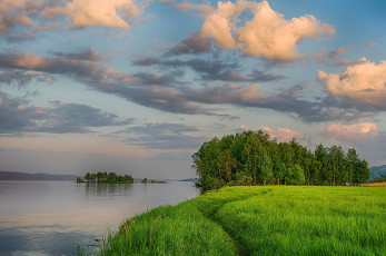 Картинка природа реки озера облака река трава небо лето зелень вечер тропинка островок берег деревья