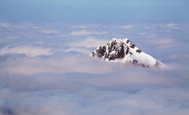 Обои картинки фото природа, горы, вершина, скала, туман