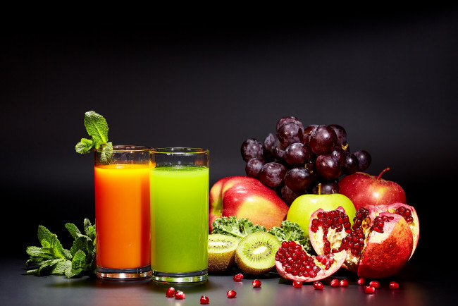 Обои картинки фото еда, напитки,  сок, гранат, виноград, зелень, сок, киви, яблоко