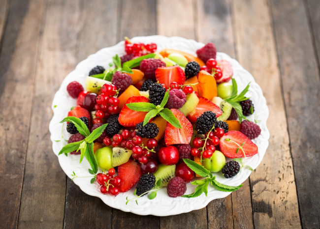 Обои картинки фото еда, фрукты,  ягоды, смородина, тарелка, клубника, киви, малина, ягоды, вишня, raspberries, fresh, blackberries, currant, cherries, strawberries, dessert, салат, ежевика
