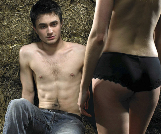 Обои картинки фото мужчины, daniel radcliffe, актер, джинсы, сено, девушка