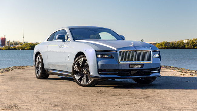 Обои картинки фото автомобили, rolls-royce, rolls, royce, spectre, 2024, года, выпуска, купe, рeка, голубой