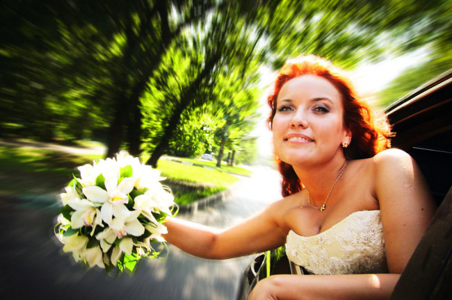 Обои картинки фото девушки, -unsort , рыжеволосые и другие, невеста, скорость, букет, машина, окно, улыбка