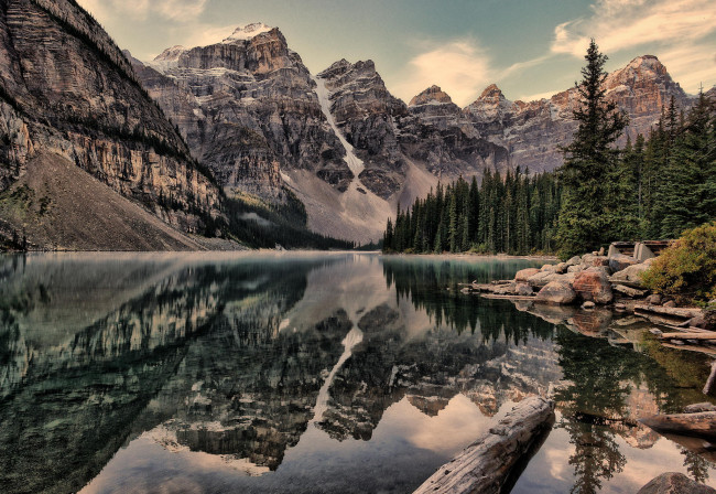 Обои картинки фото природа, реки, озера, лес, снег, канада, горы, озеро