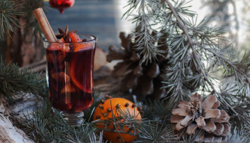 Картинка праздничные угощения фрукты шишки бокал мандарин ёлка