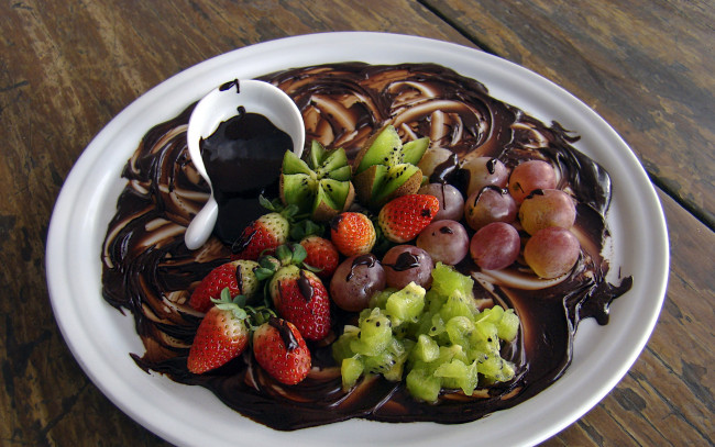 Обои картинки фото еда, мороженое,  десерты, шоколад, клубника, виноград, киви, десерт