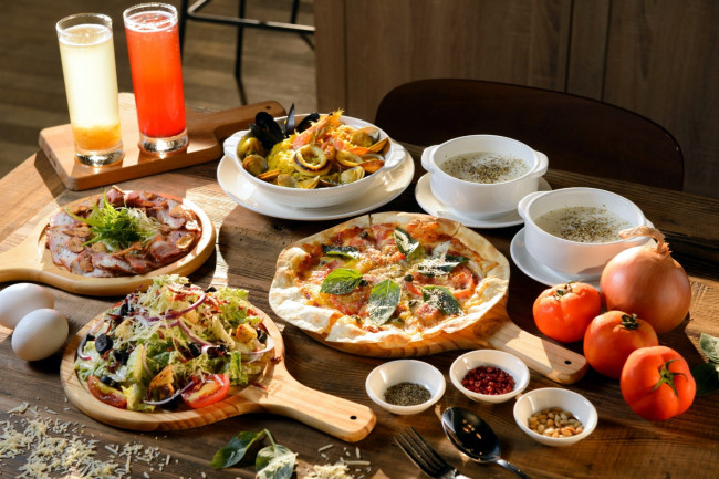 Обои картинки фото еда, разное, кухня, бульон, итальянская, овощи, пицца, салат