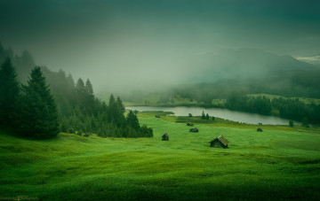 обоя природа, пейзажи, meadow, houses, mountains, mist, landscape, trees, grass, river, nature, forest