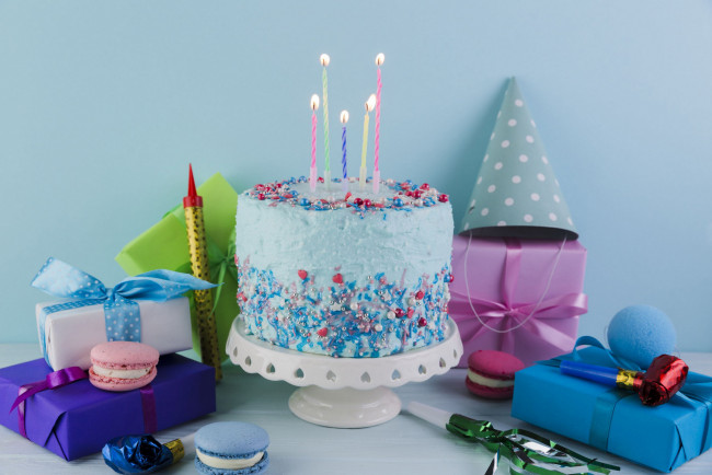 Обои картинки фото праздничные, день рождения, торт, подарки, свечи, макаруны