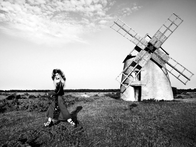 Обои картинки фото девушки, саша пивоварова, черно-белая, модель, шапка, юбка, мельница