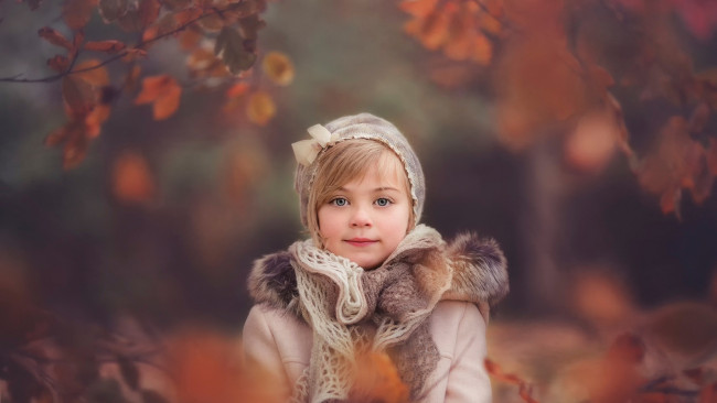 Обои картинки фото разное, дети, девочка, шапка, шарф, куртка, ветки, осень