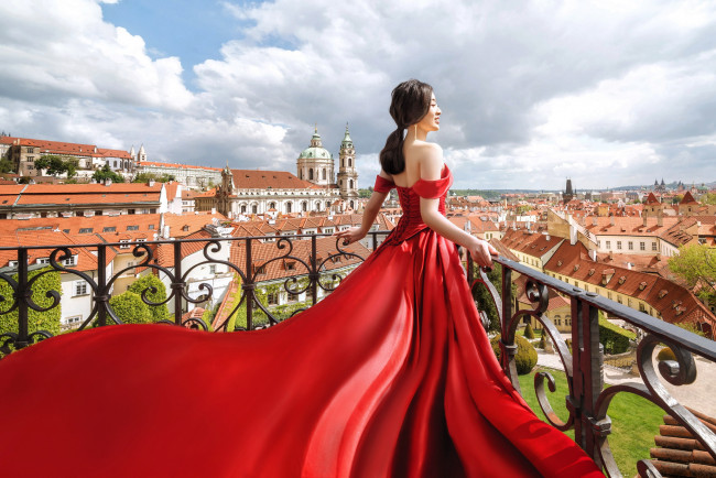Обои картинки фото девушки, - азиатки, город, панорама, азиатка, балкон, алое, платье