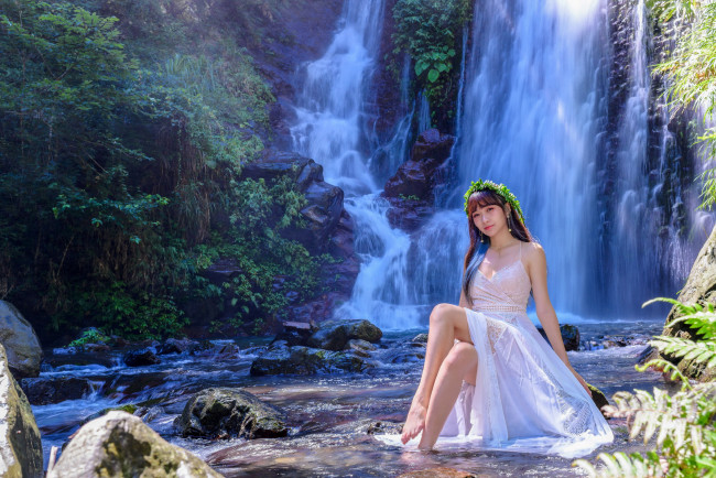 Обои картинки фото девушки, - азиатки, камни, вода, водопад, азиатка, венок