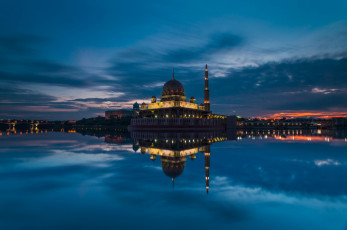 обоя putra, mosque, putrajaya, malaysia, города, мечети, медресе, мечеть, озеро, отражение, малайзия, путраджайя, lake