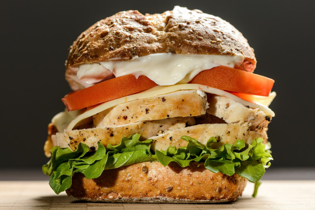 Обои картинки фото еда, бутерброды, гамбургеры, канапе, помидор, соус, мясо, гамбургер