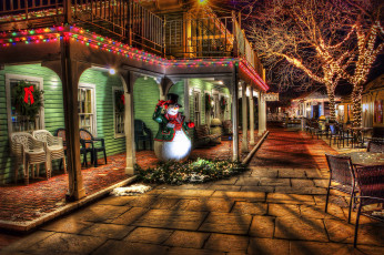 Картинка праздничные новогодние+пейзажи новый год рождество сша город кафе дом стулья украшения фонарики огни снеговик деревья