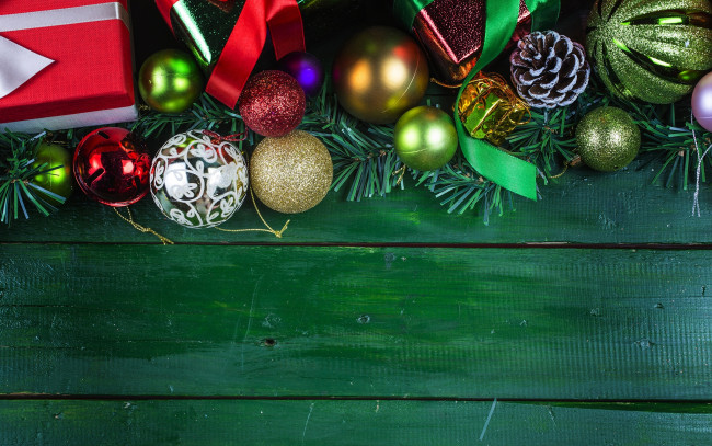 Обои картинки фото праздничные, - разное , новый год, подарки, деревянная, поверхность, украшения, елочные, игрушки